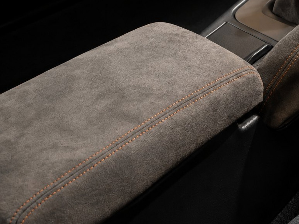 Graphite and bronze R34 armrest installed in the centre console